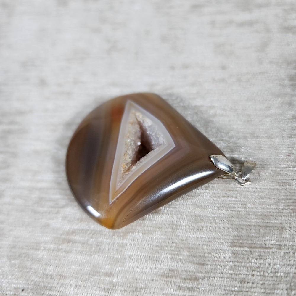 polished brown agate pendant with a sparkling triangular druzy center 2.75" - Picture 3 of 8